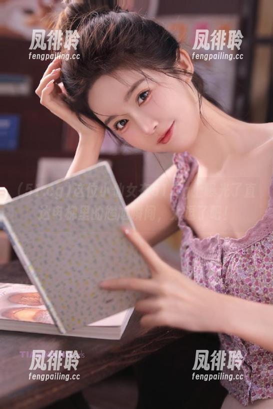 这位小仙女在51.cg上曝光了直达电梯里的尴尬瞬间，太逗了吧！