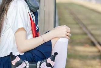 登录去heiliao.su，看人们为啥头顶草原！