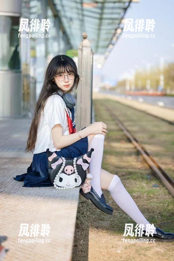 登录去heiliao.su，看人们为啥头顶草原！