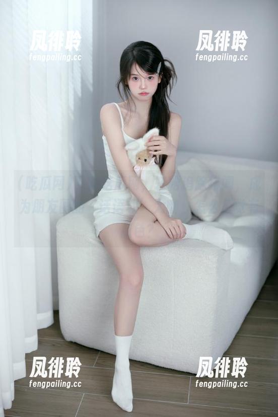下载吃瓜网，轻松追踪绯闻，成为朋友圈的‘话语权’大咖，怎么感觉有点色？