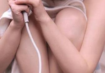 “网爆黑料”：好奇心直达惊悚边缘，搞不好连沙发都不能坐了。